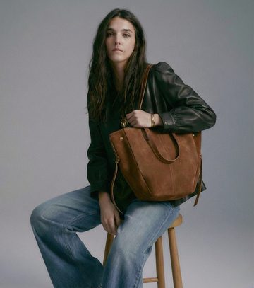 Woman wearing the Chocolate Liviana tote bag on her shoulder
