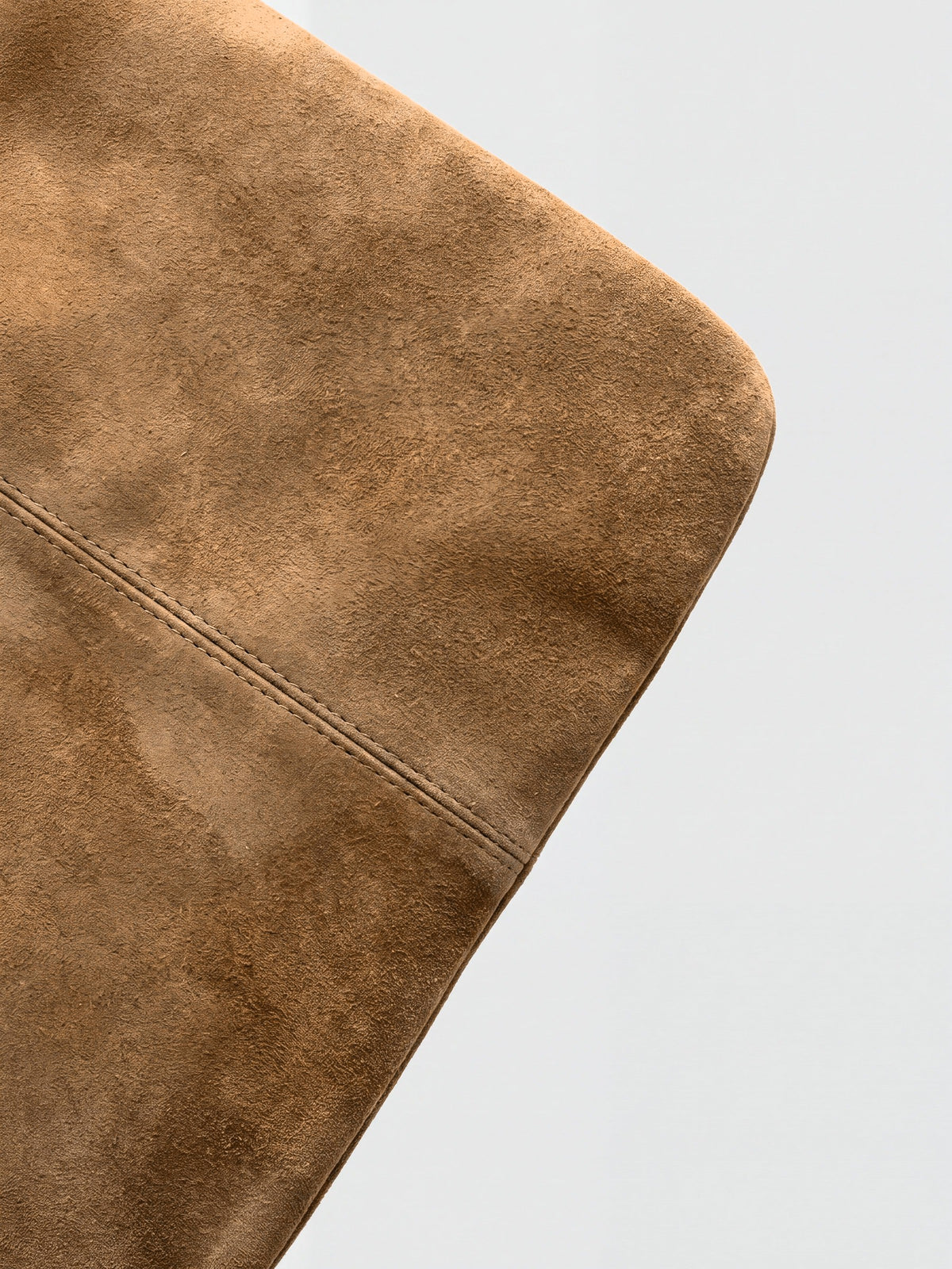 Milano Max Suede Bag in Tan by Clemés, texture close-up of the tan suede corner and base seam