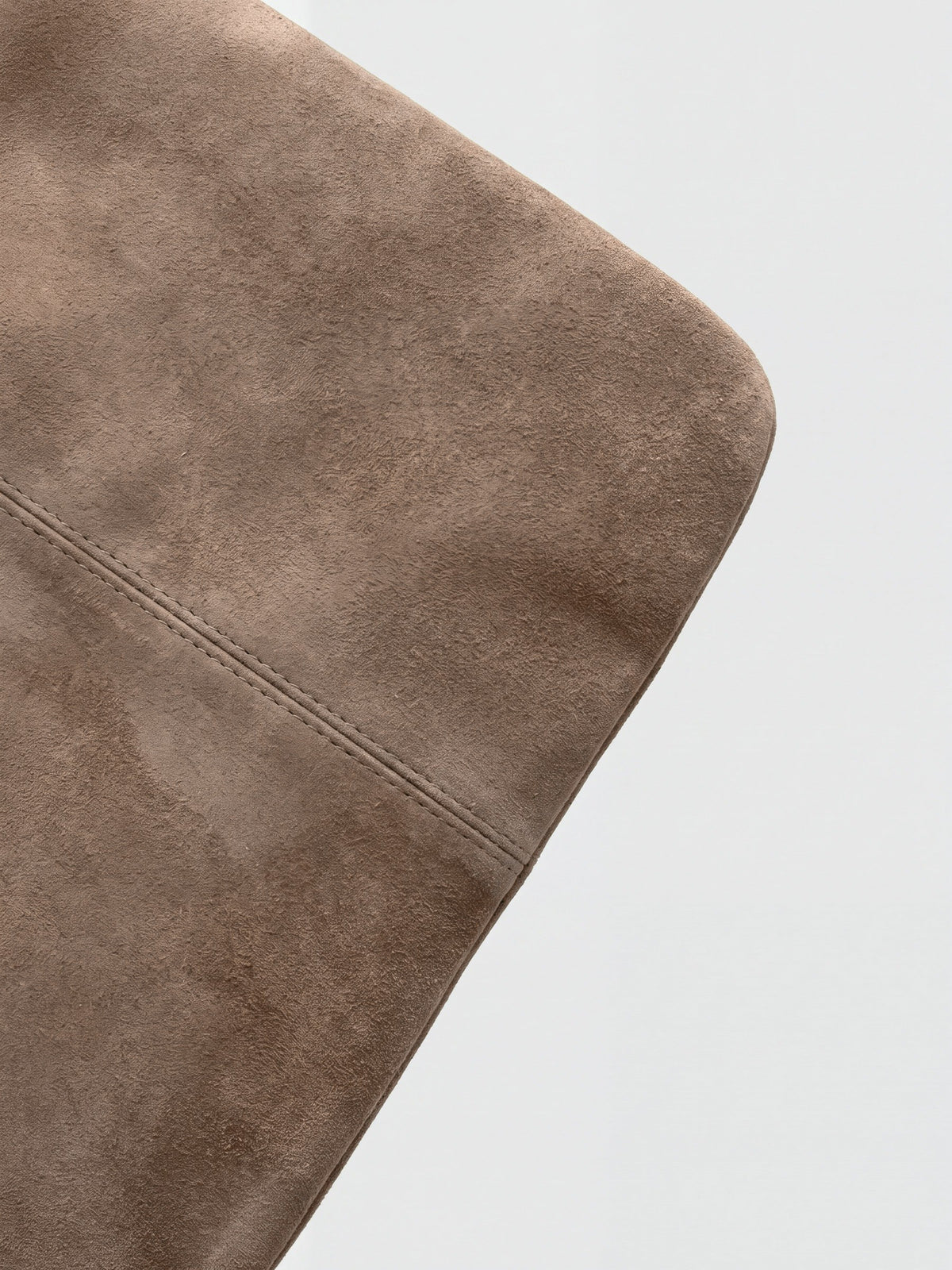 Milano Max Suede Bag in Taupe by Clemés, texture close-up of the taupe suede corner and base seam