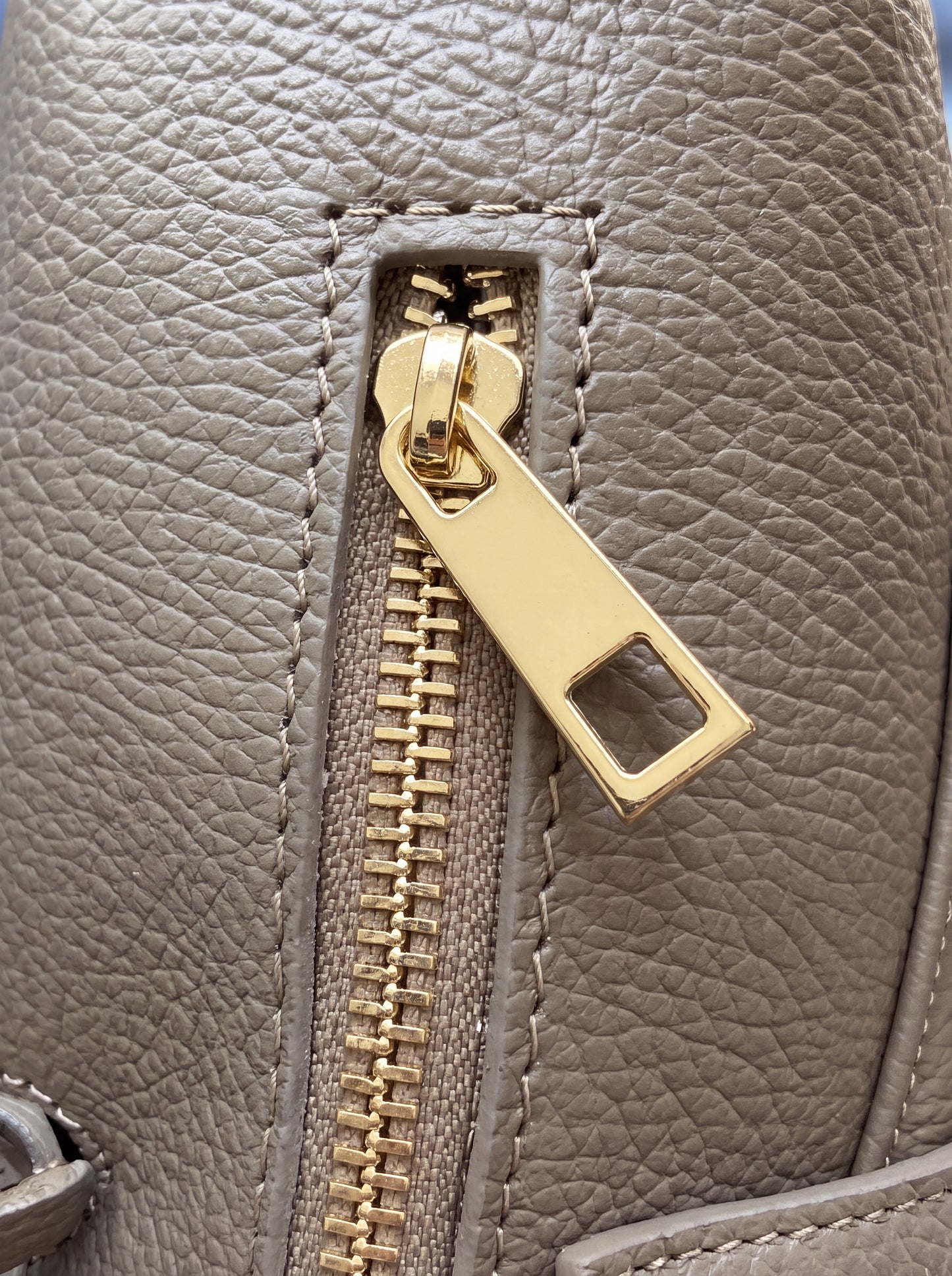 Valentina Maxi Leather Tote, gold zip detail close-up
