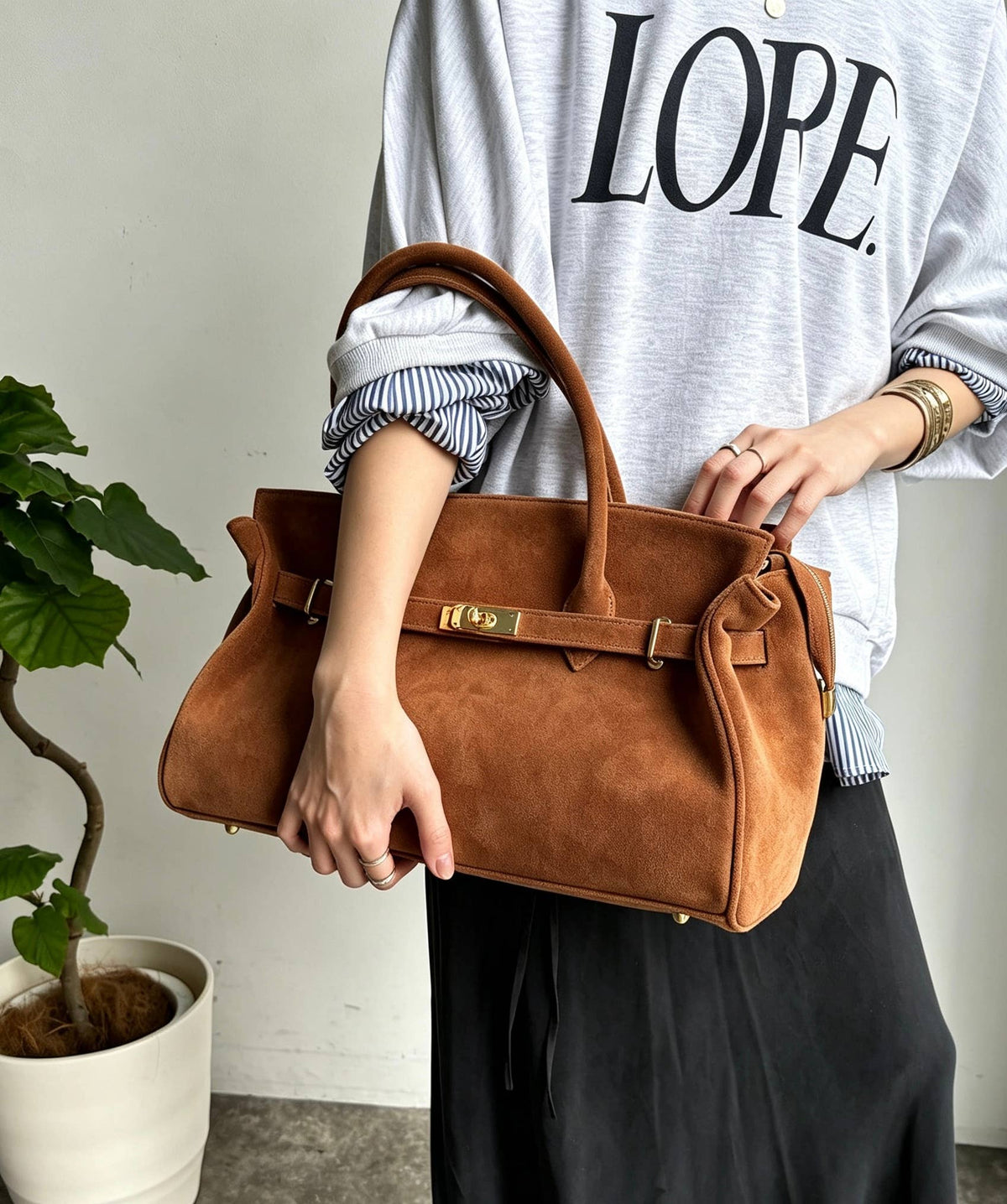 Zoe Suede Tote by Clemés - Cognac - lifestyle, carried by hand