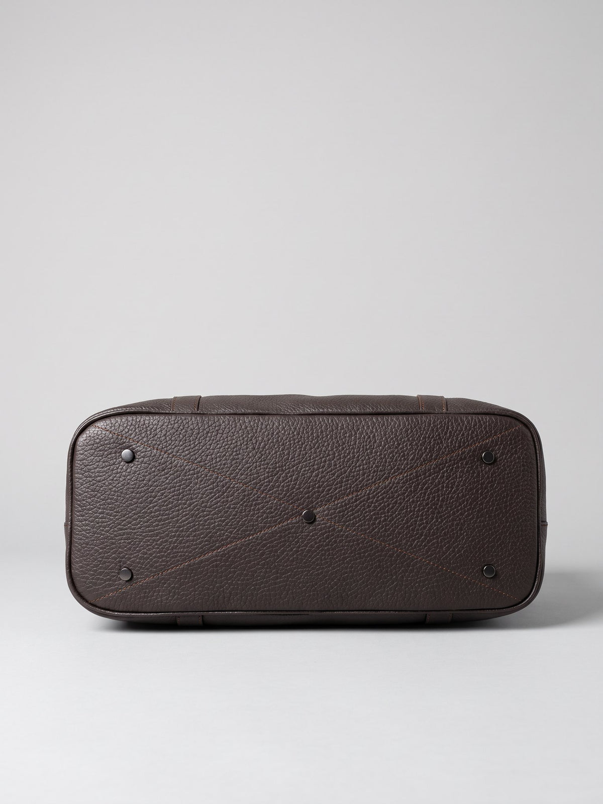 Alessio dark brown leather travel bag by Clemés, base of the bag