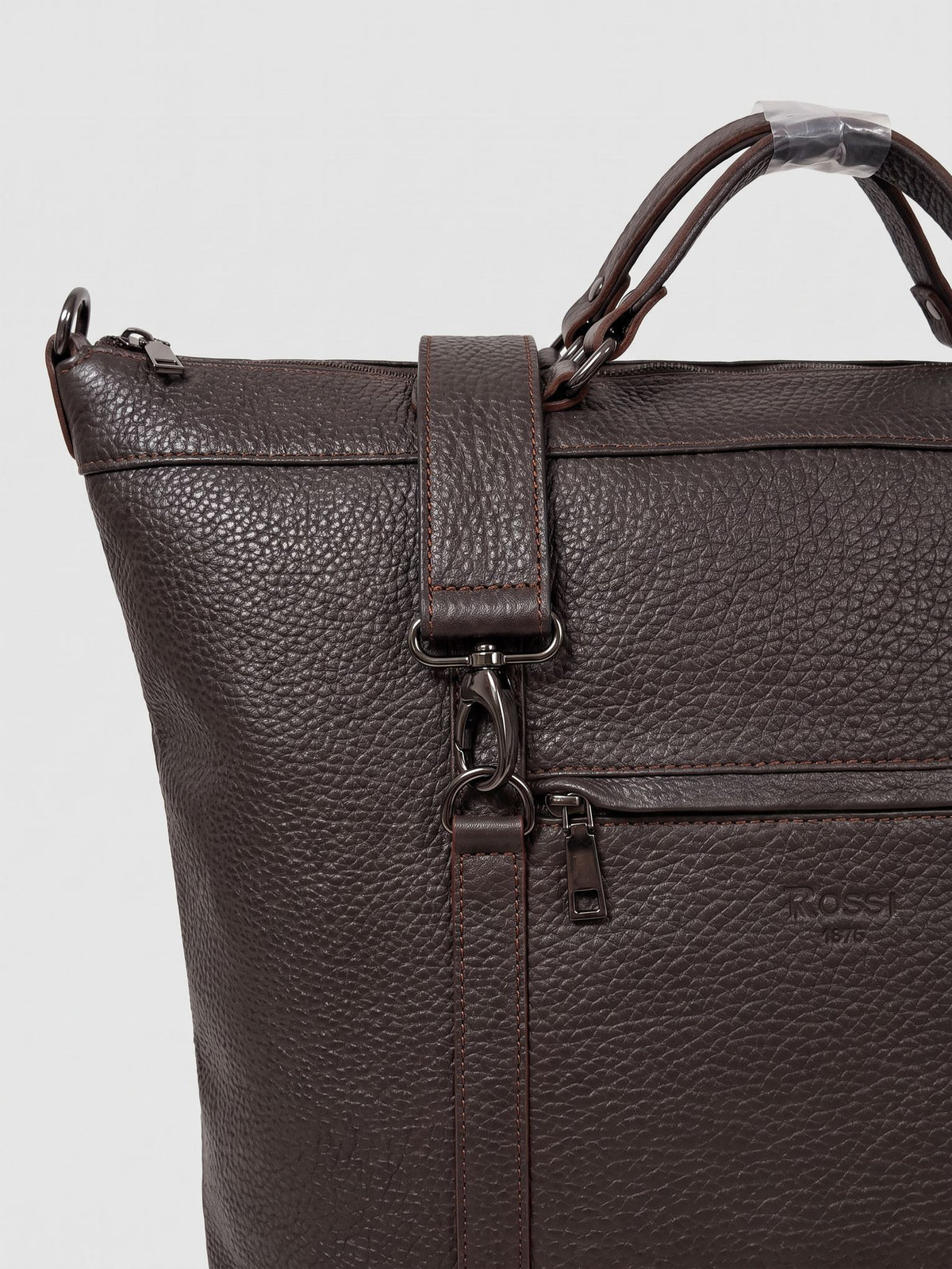 Alessio dark brown leather travel bag by Clemés, detail of the shoulder strap
