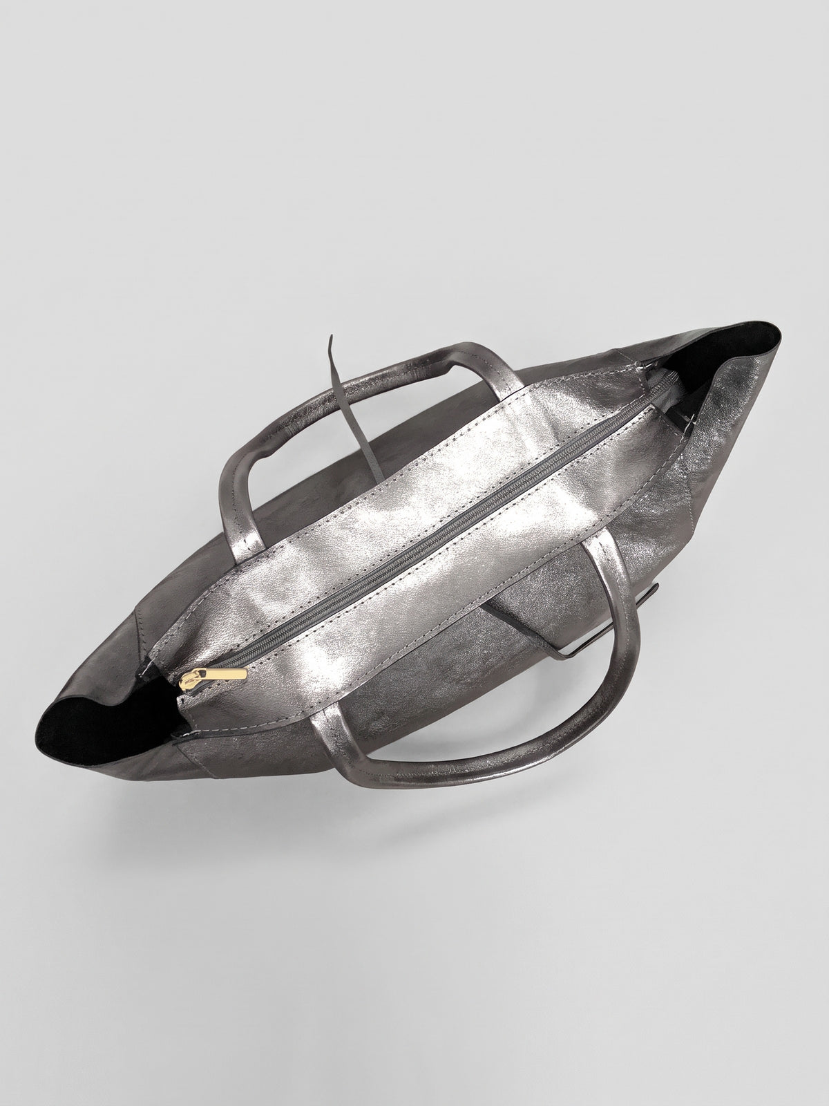Carlotta oversized leather tote by Clemés in Titanium metallic leather, top-down view of the closed top zip and handles