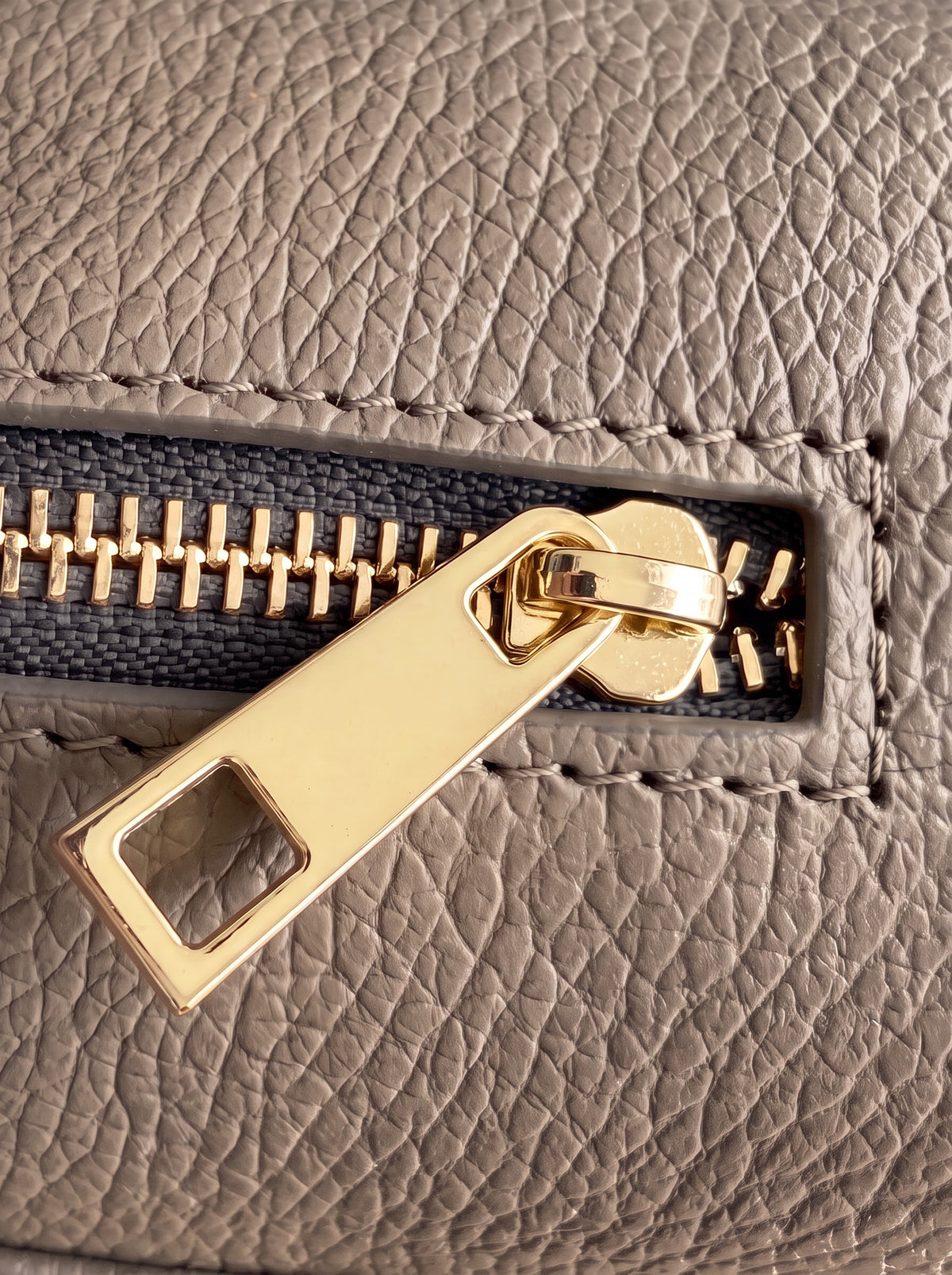 Letizia Light Taupe Calfskin Bag by Clemés – zip detail