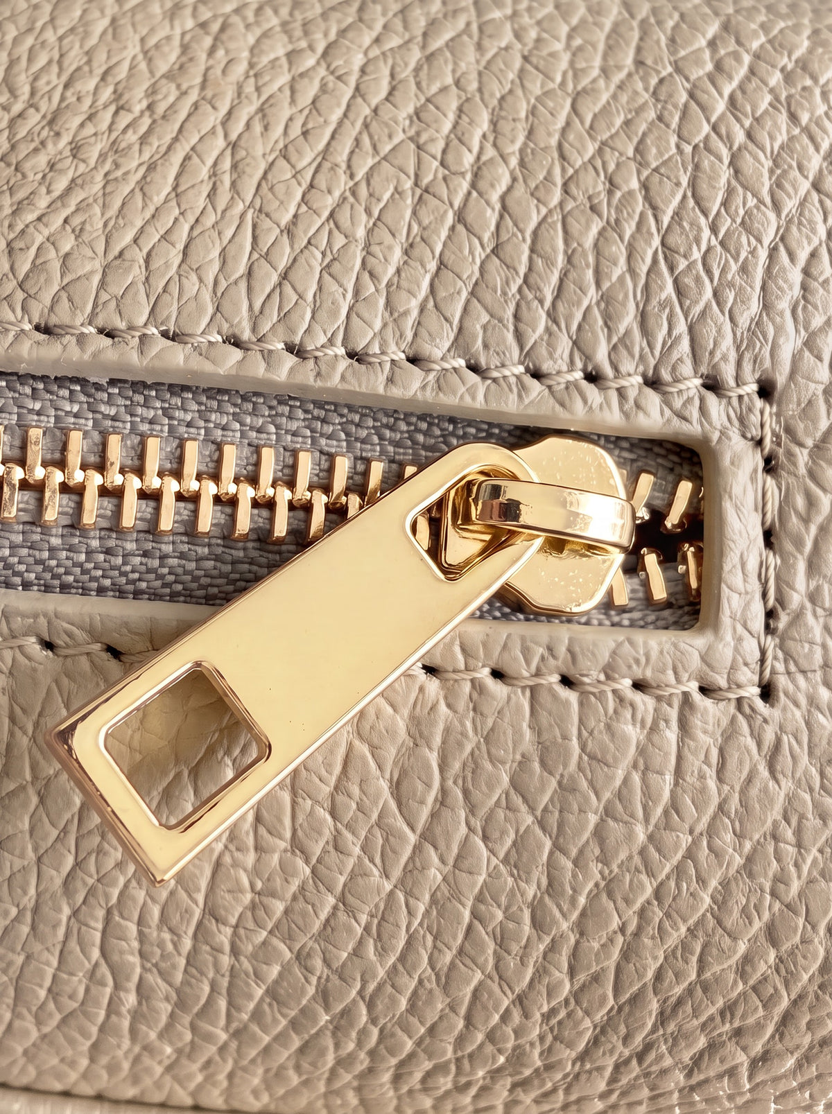 Letizia Oyster Calfskin Bag by Clemés – zip detail