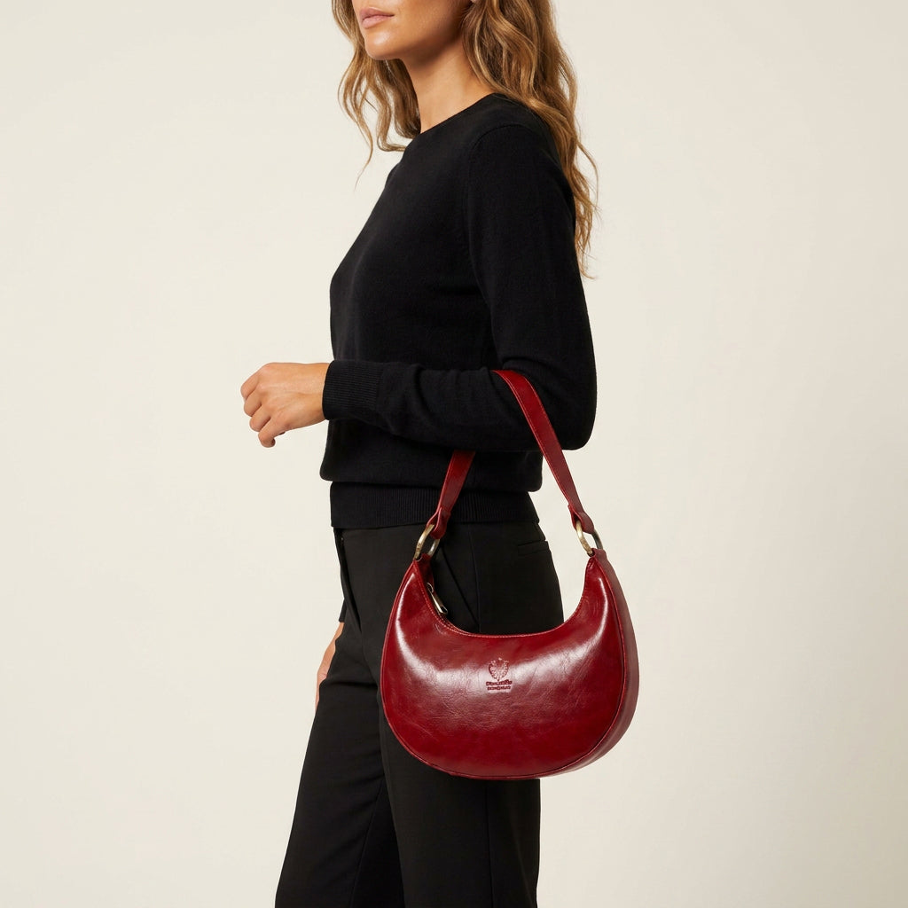 Woman wearing the Dark Red Mezzaluna bag on her shoulder in black