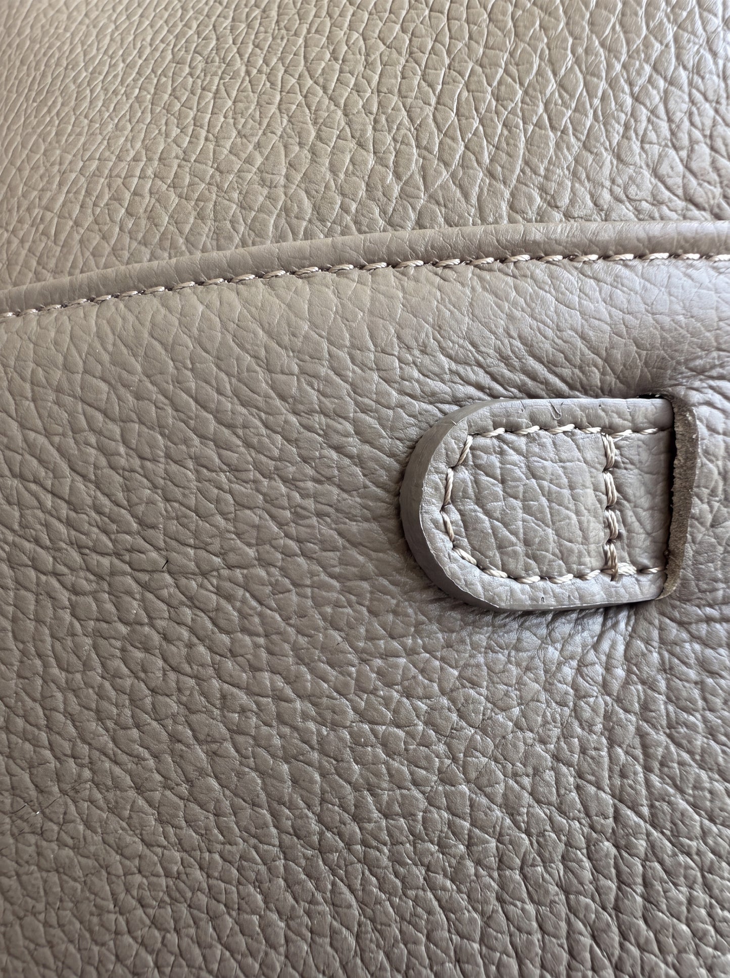 Valentina Maxi Leather Tote, dollaro leather tab stitching detail